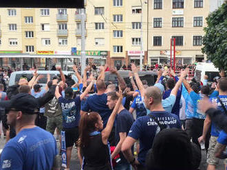Fanúšikovia tímu PAOK pochodovali Bratislavou, paralyzovali dopravu na Trnavskom mýte