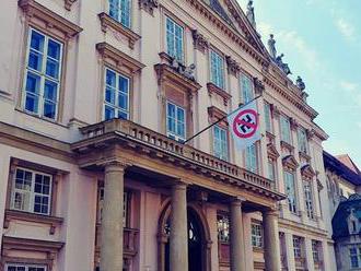 Primátor Bratislavy sa hlási k odkazu SNP antifašistickou vlajkou