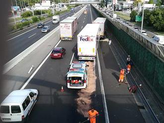 PRÁVE TERAZ Chaos na bratislavských cestách: Zrážka kamiónov zablokovala frekventovaný úsek