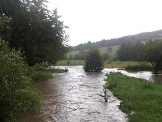Silné dažde trápia ľudí v okolí Banskej Štiavnice: Hladiny potokov výrazne stúpli