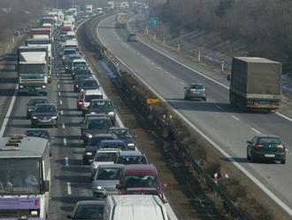 Upchaté cesty by mohlo vyriešiť zdieľanie áut: Slováci o tom však nechcú ani počuť