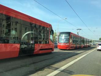 PRÁVE TERAZ Dopravný chaos v centre Bratislavy: Na električky si počkáte