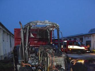 Hasiči v akcii: Zasahovali na družstve v Hubiciach, zhorel traktor