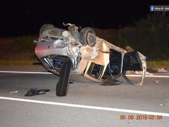 FOTO Vážna nehoda pri Košiciach: Vodičke vbehol do cesty diviak, auto skončilo zdemolované na strech