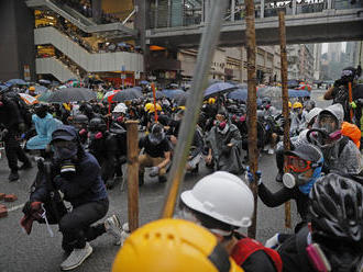 Protesty v Hongkongu sa zvrhli na nepokoje: Polícia musela rozháňať dav, viac ako 30 ľudí zatkli