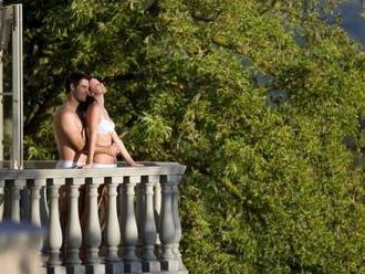 Milenci sa rozvášnili na dovolenke: Sex na balkóne... ale s hrozivým koncom!