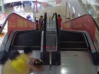 VIDEO Horor na eskalátore: Dievčatko   zabudlo dať dolu ruky z pásu, nasledovali minúty hrôzy