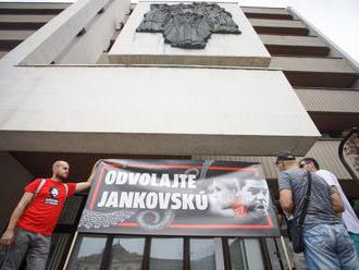 Foto: Opička aj odvolajte Jankovskú, bolo na transparentoch na proteste pred ministerstvom spravodli