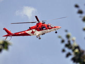 Leteckí záchranári pomáhali pri úraze nad Valaskou, muža zasiahol strom do hlavy a ramena