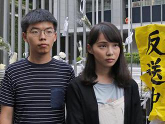 Prinútili ho nasadnúť do auta a zatkli, aktivista Joshua Wong čelí obvineniam z účasti na demonštrác