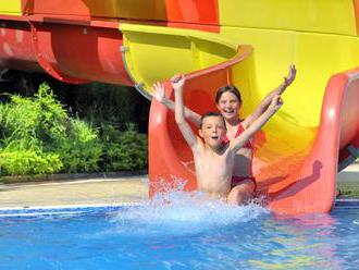Prázdniny prinášajú viac detských úrazov, rizikom sú trampolíny či tobogany