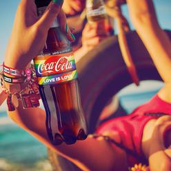 Coca-Cola je tŕňom v oku. V Maďarsku sa búria proti jej dúhovej kampani