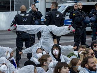 Video+foto: Aktivisti zablokovali vstup na autosalón vo Frankfurte