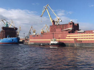 Ruská atómová elektráreň v lodi dorazila do cieľa