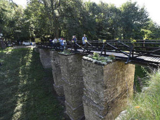 Dobrovolníci na Lukově opravili most mezi horním a dolním hradem