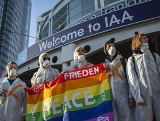 Ekologičtí aktivisté zablokovali vchod na frankfurtský autosalon