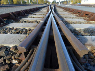 Provoz na trati mezi Berounem a Zdicemi stojí, je porušené vedení