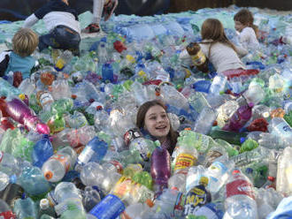 V Brně naplnili bazén PET lahvemi, lidé se poučili o odpadech
