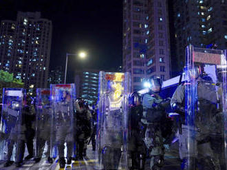 Na předměstí Hongkongu hoří barikády, policie použila slzný plyn