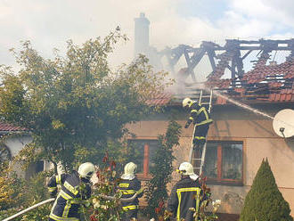 Čtrnáct jednotek zasahovalo v Černovicích u požáru rodinného domu a sousedních stavení