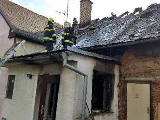 Sedm jednotek hasičů likvidovalo požár rodinného domu v Čermné nad Orlicí, škoda je milion korun