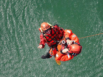 Pražští hasiči cvičili s vrtulníkem na jezeře Milada záchranu osob ve vodě