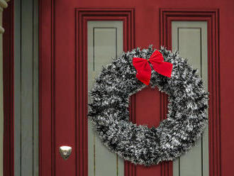 Vianočná dekorácia na dvere - s červenou mašľou a ozdobou 28 cm