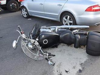 MICHALOVCE: Motocyklista sa pri zrážke s autom vážne zranil
