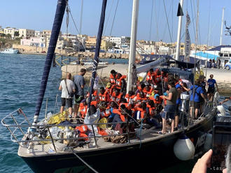 Záchranárska loď s 82 migrantmi môže zakotviť na Lampeduse