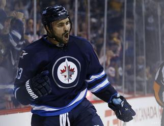 NHL: Byfuglien sa nechal suspendovať, ušetril Winnipegu peniaze
