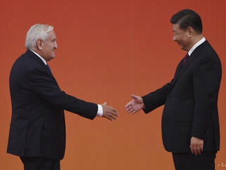 Čínsky prezident ocenil francúzskeho expremiéra aj národných hrdinov