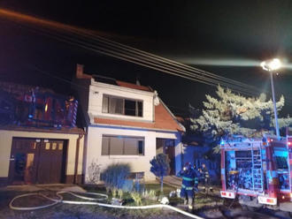 Hasiči zasahujú pri požiari domu v Modre