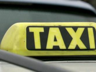Polícia vyšetruje vyhrážanie sa zákazníka taxikárke na východe SR