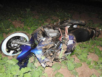 NEZVLÁDOL PREDBIEHANIE: Motorkár skončil ťažko zranený v poli