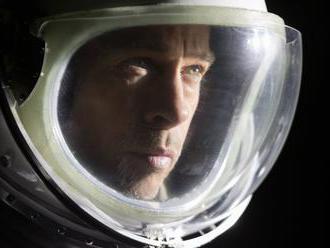 Recenze: Brad Pitt v hypnotickém sci-fi Ad Astra mluví o emocích bez emocí