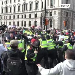 Londýn: Neofašisté, skandující Johnsonovo jméno, brutálně zaútočili na policii