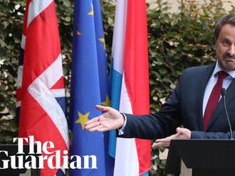 Pondělí: Boris Johnson se ztrapnil v Lucembursku
