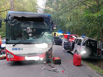 U Kamenných Žehrovic se srazil autobus s autem. Čtyři lidé se zranili