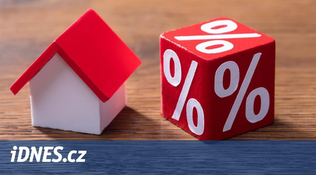 Úrokové sazby u hypoték dál padají. Sílí propad hypotečního trhu