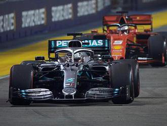 Hamilton vyrovnal Schumachera v počtu závodů v čele