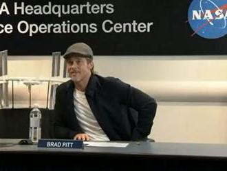 Brad Pitt volal na ISS. S astronautem Haguem řešili život ve stavu beztíže