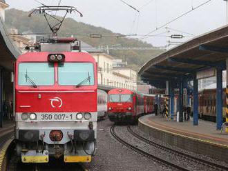 Veterná búrka v Čechách spôsobila výpadky elektriny a narušila železničnú dopravu