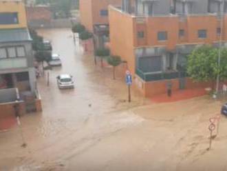 Video: Juhovýchodné Španielsko zasiahli najsilnejšie dažde za sto rokov, hlásené bolo aj mini-tornád