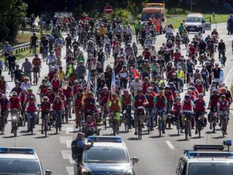 Tisíce ľudí vo Frankfurte protestovali proti klimatickým zmenám, kvôli cyklistom zavreli diaľnicu