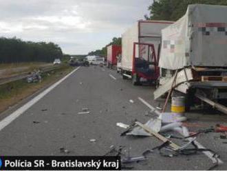 Foto: Diaľnicu D2 v smere do Bratislavy museli uzavrieť, zrazili sa dva nákladiaky a osobné auto
