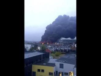 Video: Chemický závod v Rouene zachvátil požiar, zavreli školy a ľuďom zakázali vychádzať z domov
