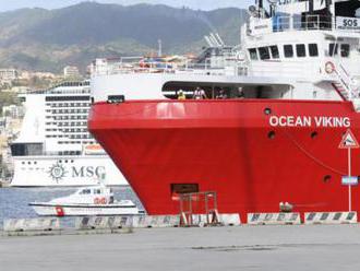 Medzi migrantmi na lodi Ocean Viking boli údajne aj dvaja prevádzači, polícia Egypťanov zadržala