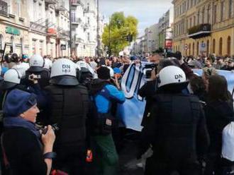 Video: Dúhový pochod v Lubline chceli prekaziť krajní pravičiari, zasiahla polícia a použila slzný p