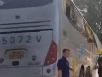 V Číne pri nehode zahynuli desiatky ľudí, autobus na diaľnici narazil do nákladného auta