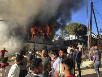 Foto: Po požiari vypukli v utečeneckom tábore Moria protesty, polícia použila aj slzotvorný plyn